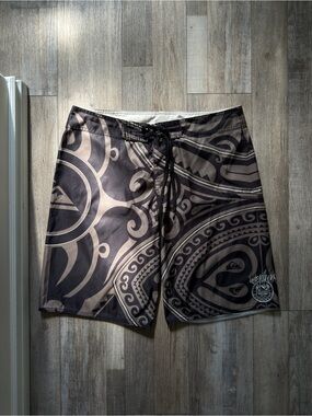 Vintage Quiksilver Men’s Black and Taupe Tribal Boardshorts